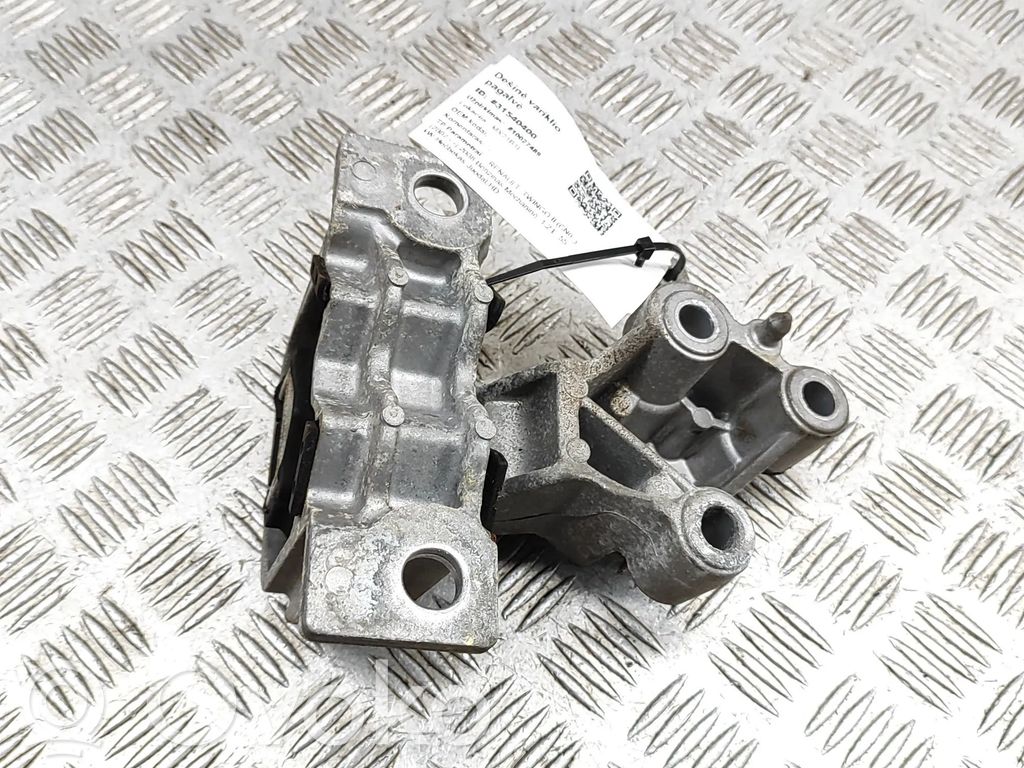 Renault Twingo II Engine mount bracket 