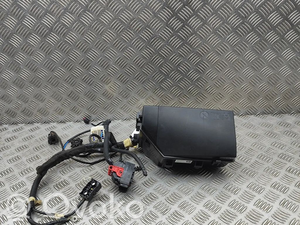 Volvo XC40 Saugiklių dėžė (komplektas) 
