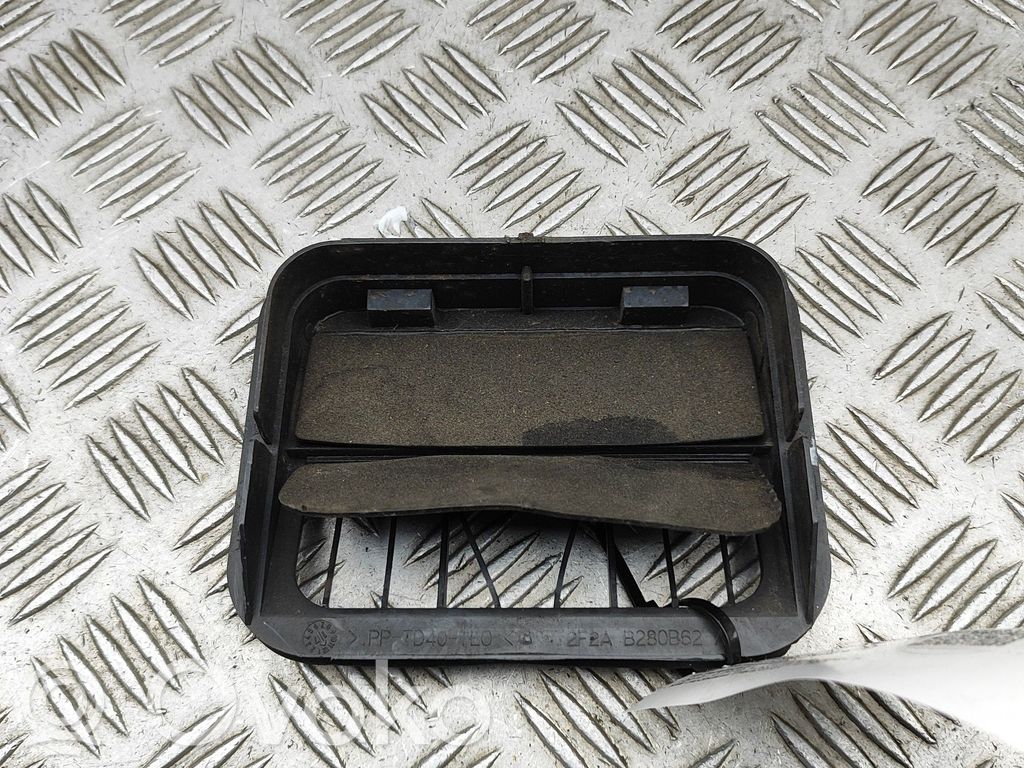 Quarter panel pressure vent   2F2AB280B62AB