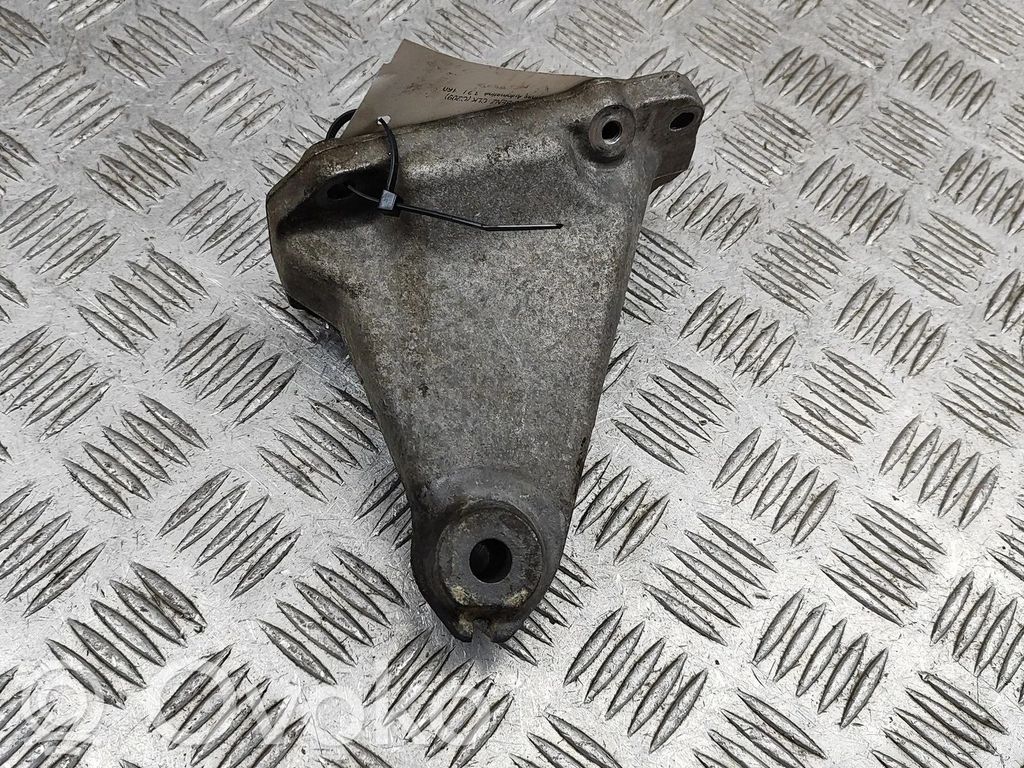 Mercedes-Benz CLK A209 C209 Engine mounting bracket 