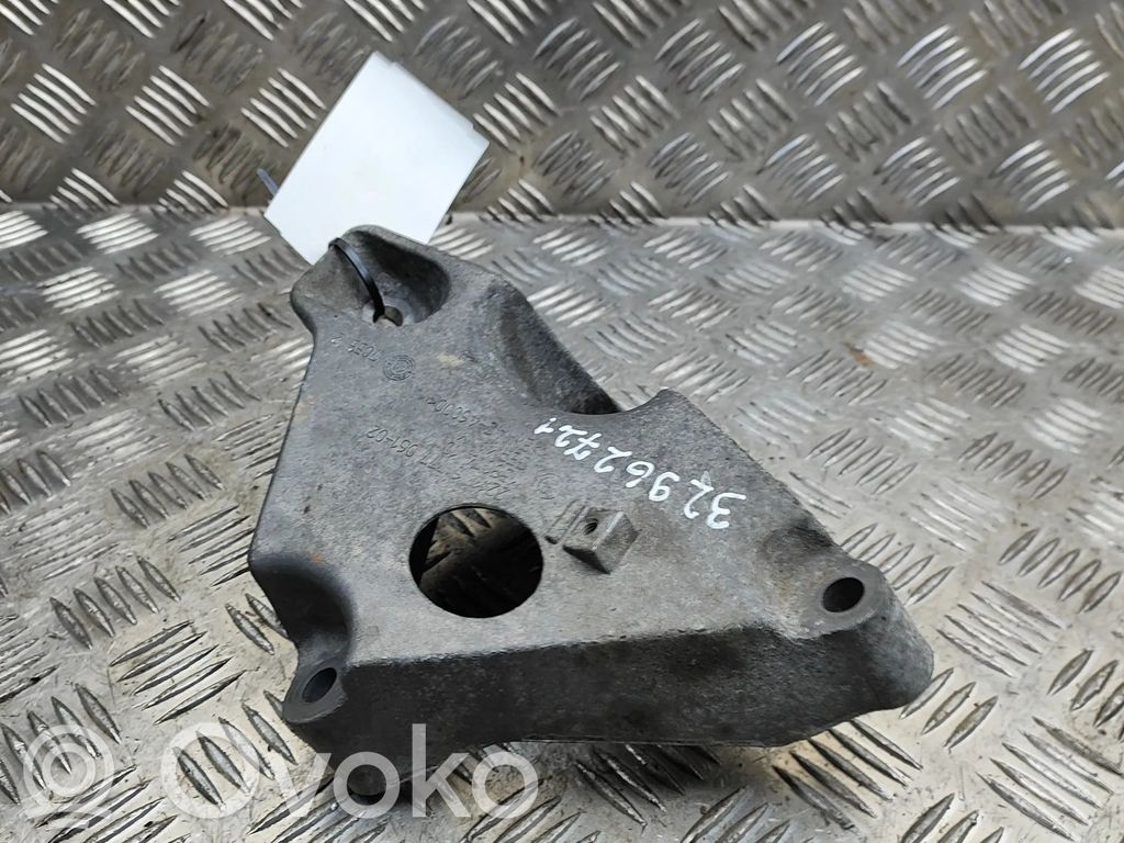 Soporte de montaje del motor (Usadas)   6777061