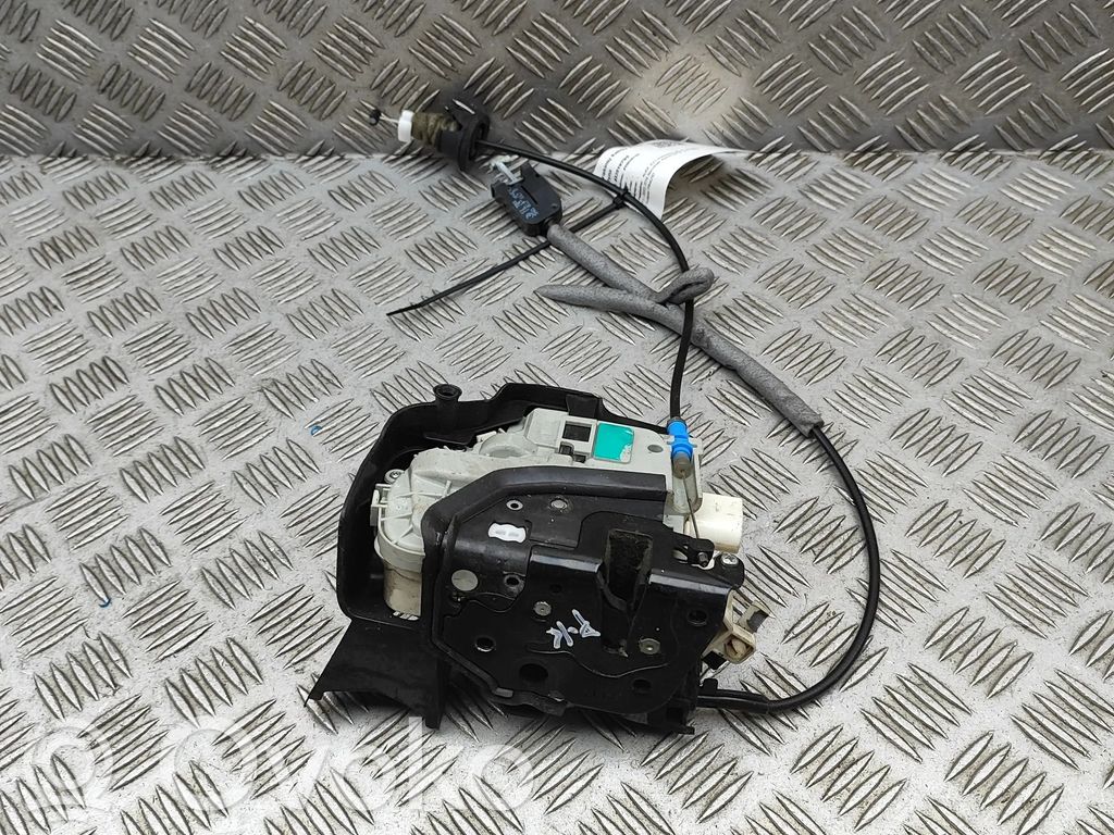 Audi A3 S3 8V Priekinė užrakinimo spynelė (prie rankenos) 