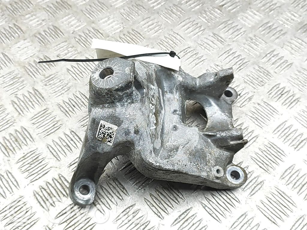 Volkswagen Touareg III Engine mounting bracket 
