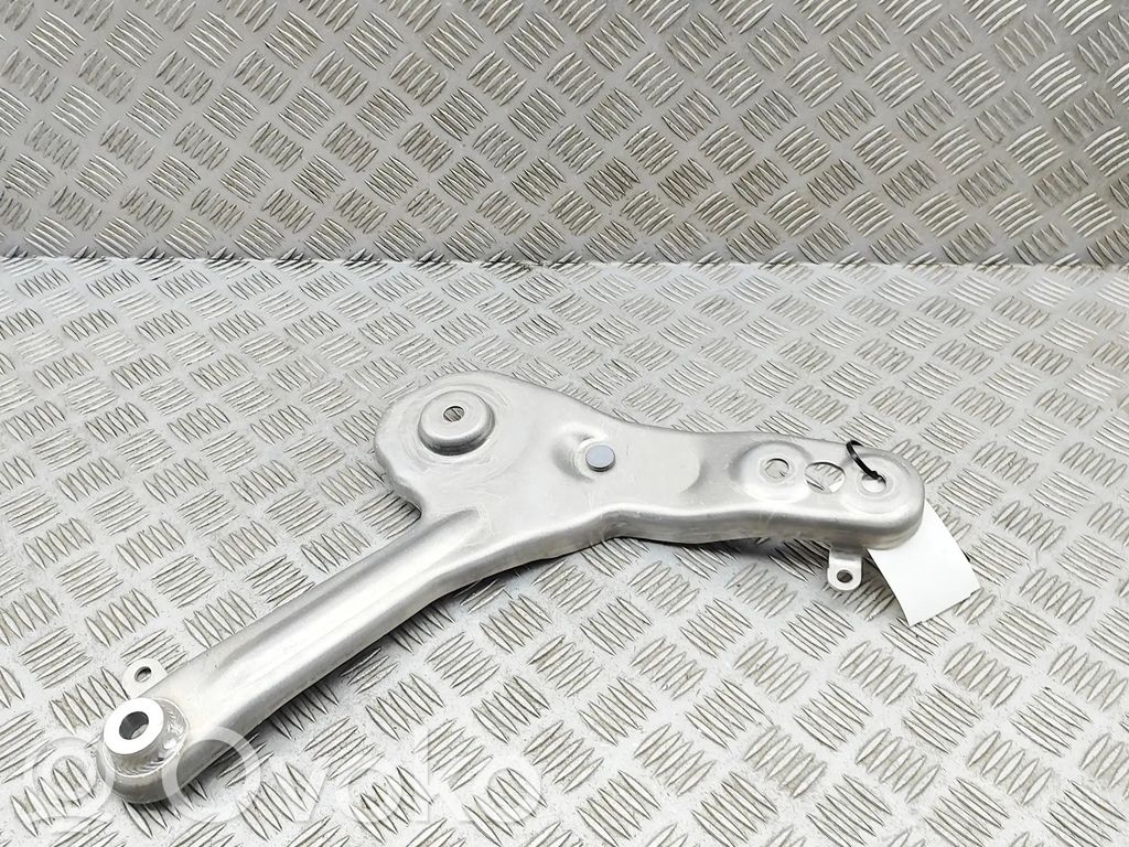 BMW XM Cits aizmugures šasijas elements 
