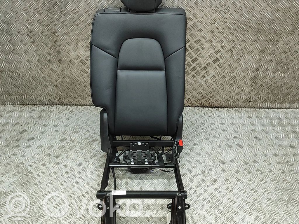 Tesla Model Y Takaistuin 