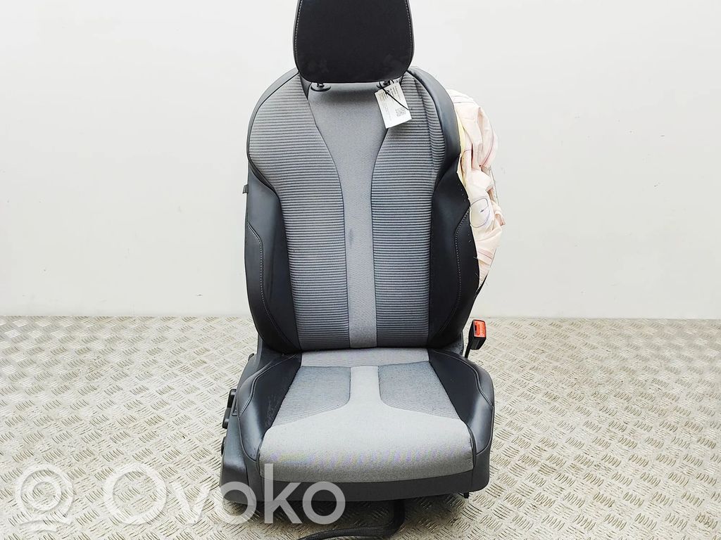 Skoda Enyaq iV Etumatkustajan istuin 