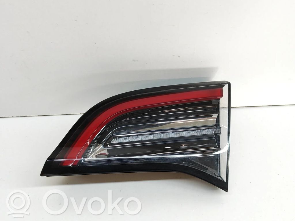 Tesla Model Y Takaluukun takavalot