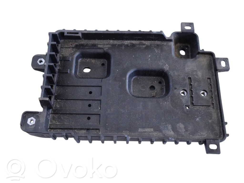 Akkulaatikon alusta   37150GI000