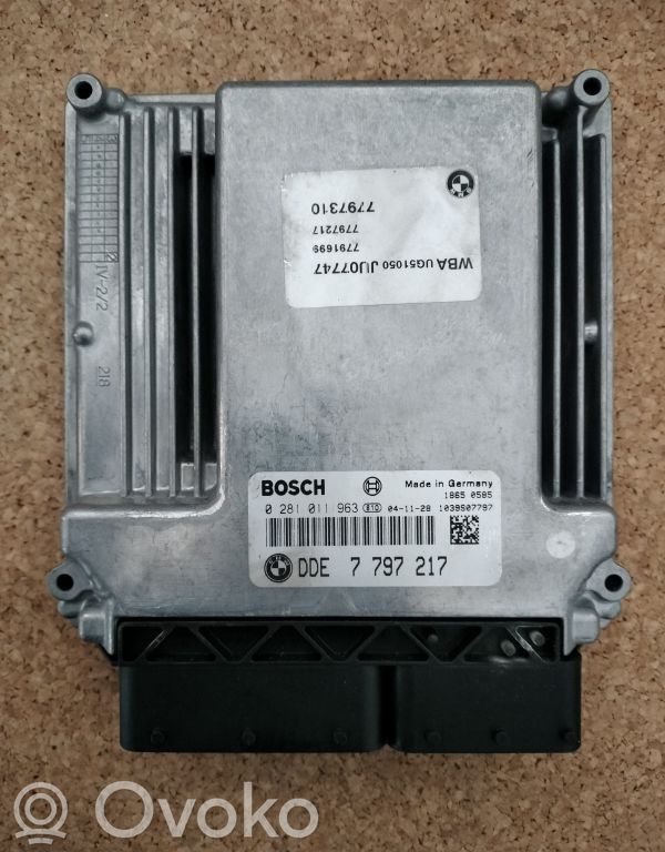 BMW 1 E81 E87 Variklio valdymo blokas 