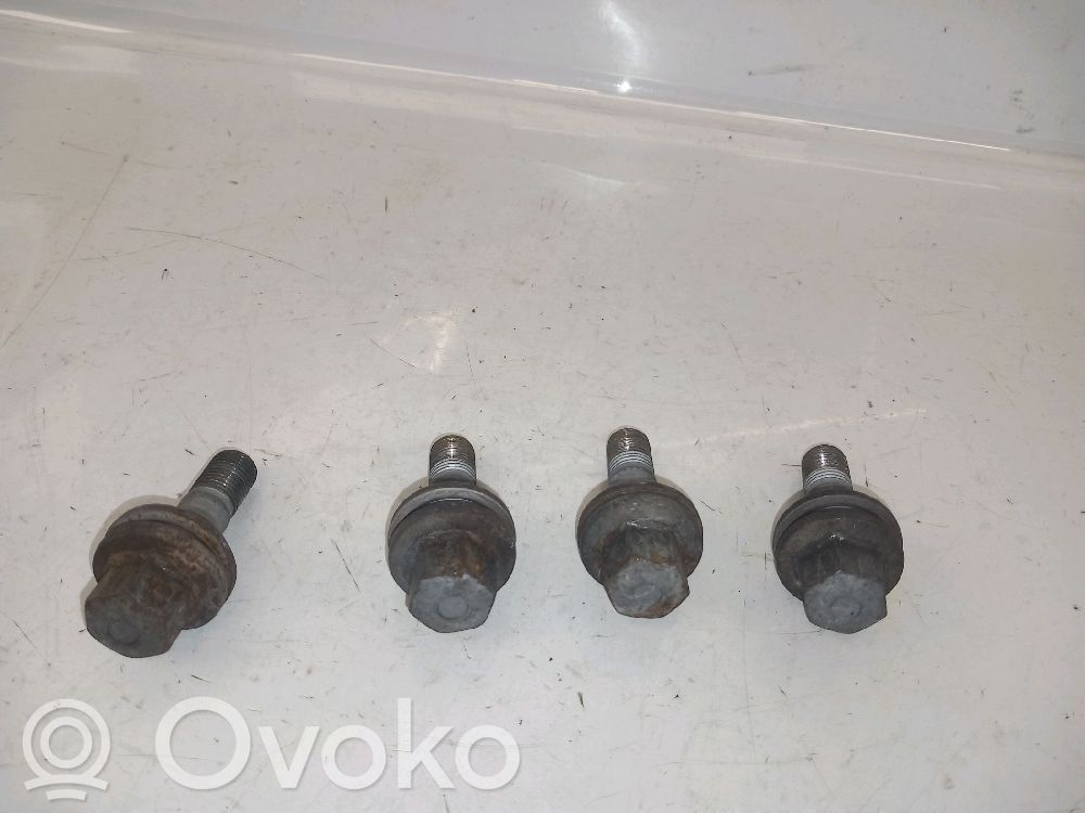 Mutterit/pultit   1692647680,1692647680