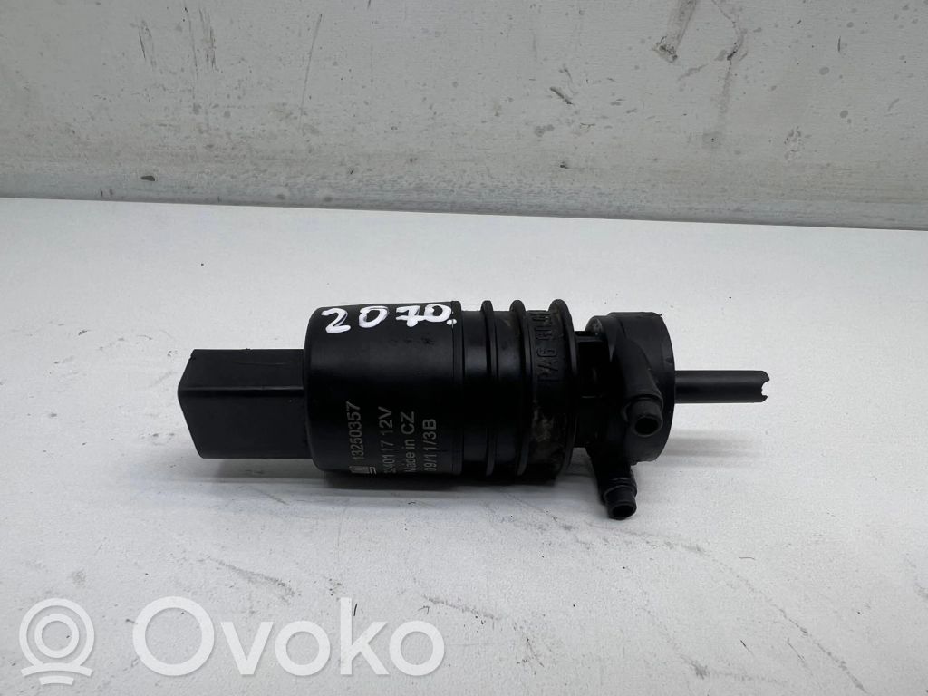 Opel Astra J Windscreen/windshield washer pump 