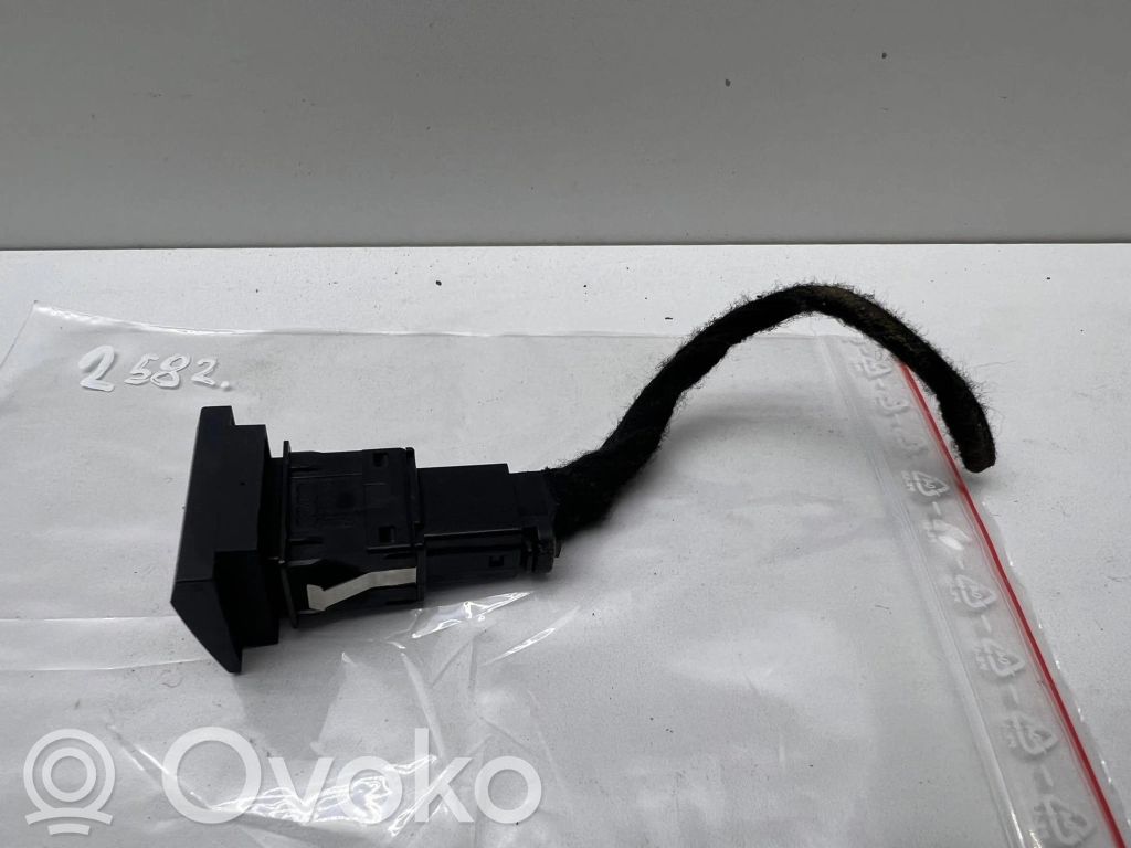 Hazard light switch   8P0941509D,UPS227409