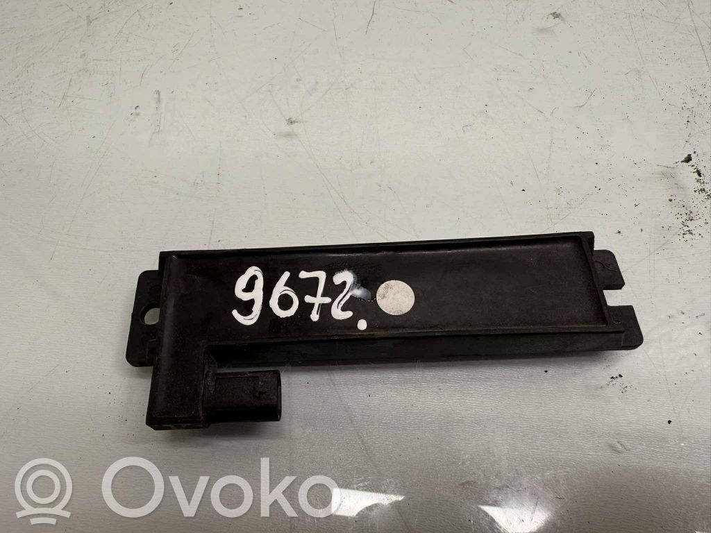 Tesla Model X Antenne des Keyless-Systems 