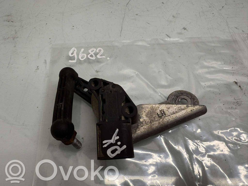 Headlight/headlamp level sensor   102794100A