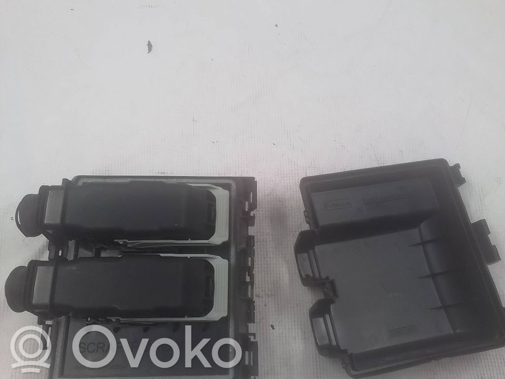 Ramka / Moduł bezpieczników   LJ8T14D068NAC,11F030LVKA