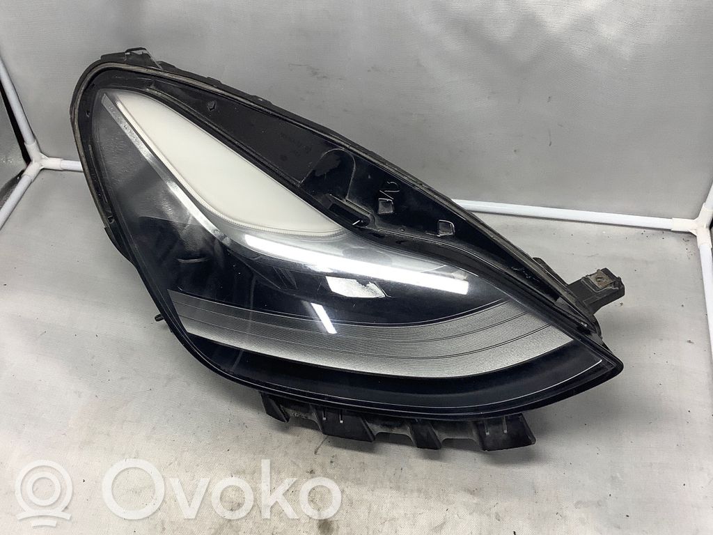 Tesla Model Y Etu-/Ajovalo 