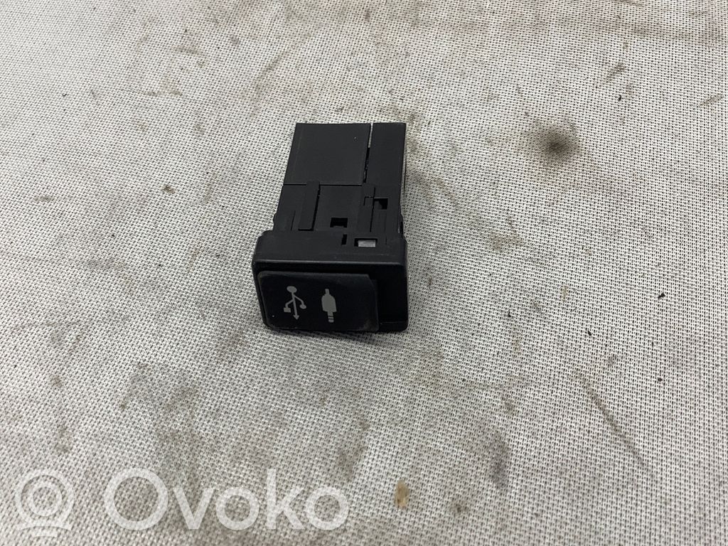 Toyota Auris E180 USB-pistokeliitin 