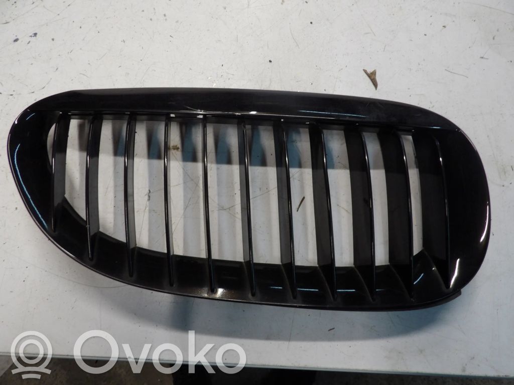 BMW 6 E63 E64 Grotelės viršutinės 