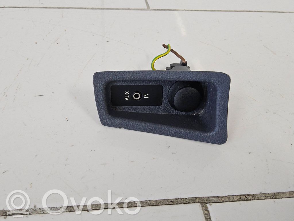 BMW 1 E81 E87 Enchufe conector entrada auxiliar 