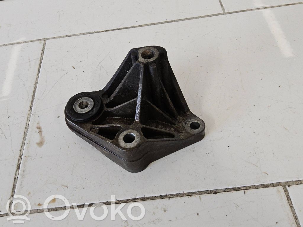 Volvo V40 Gearbox mounting bracket 