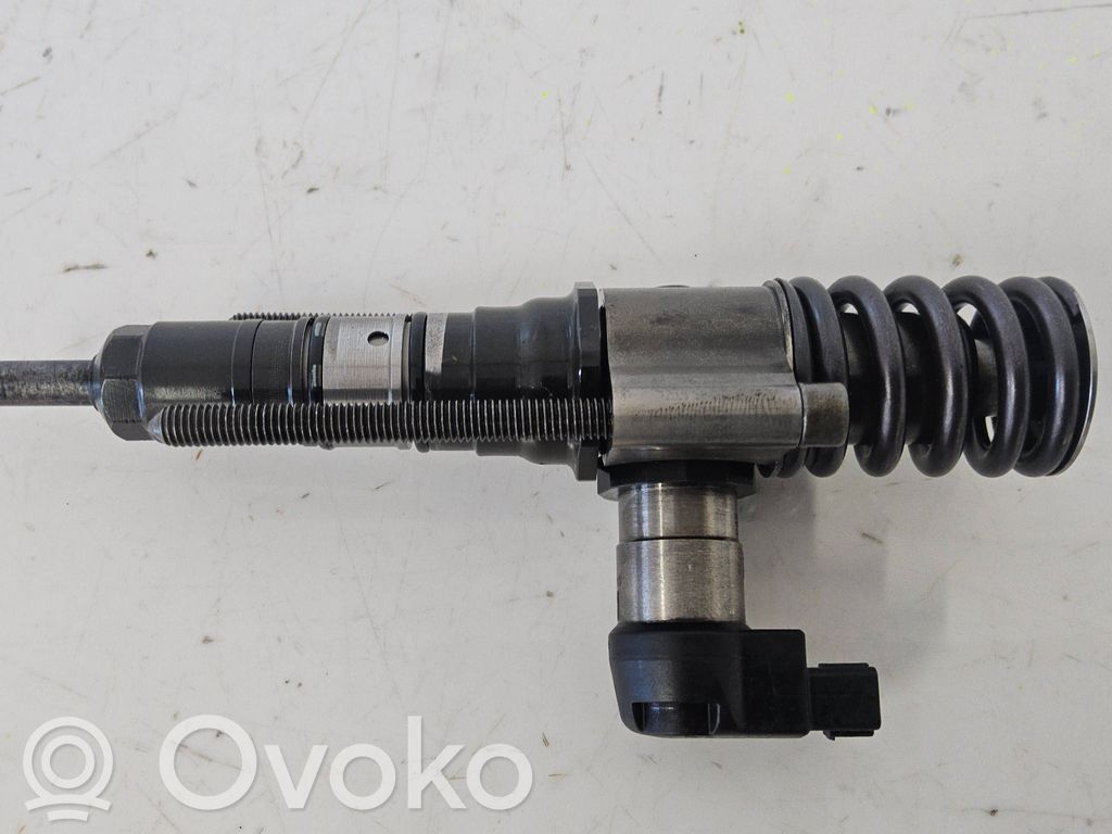 Volkswagen PASSAT B6 Wtryskiwacz paliwa 