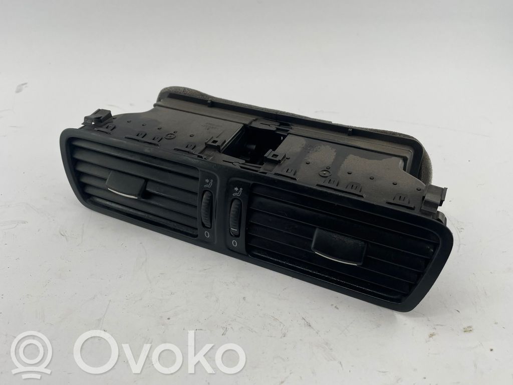 Volkswagen PASSAT CC Dysze / Kratki środkowego nawiewu deski rozdzielczej 