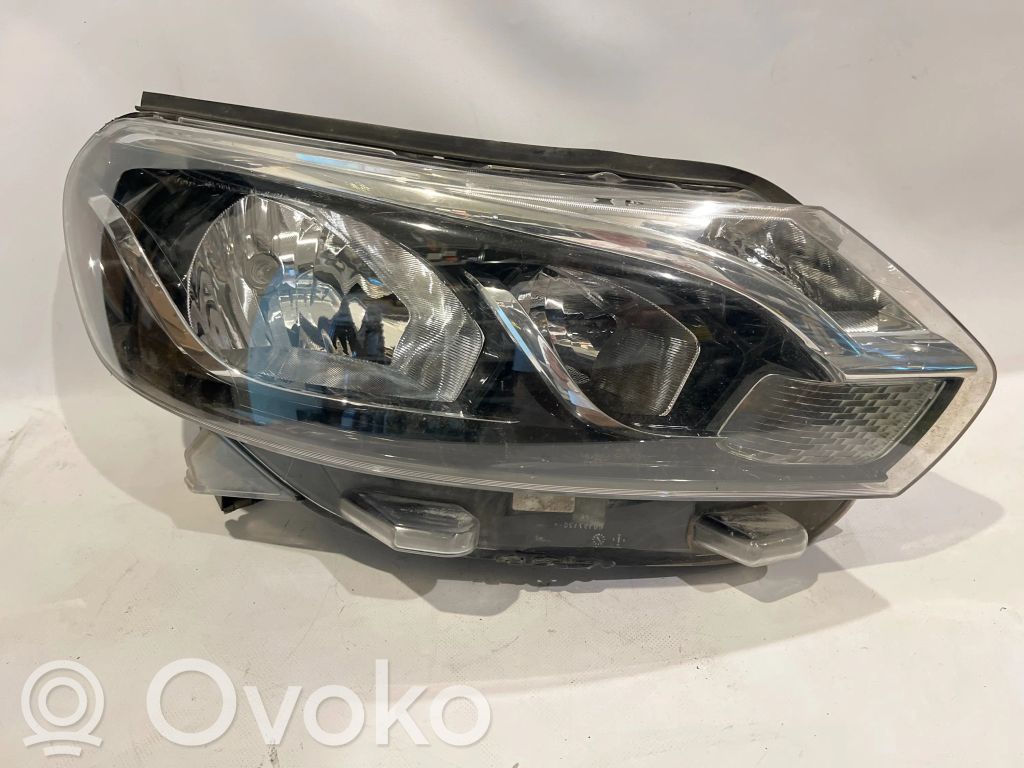 Toyota Proace Lampa przednia 