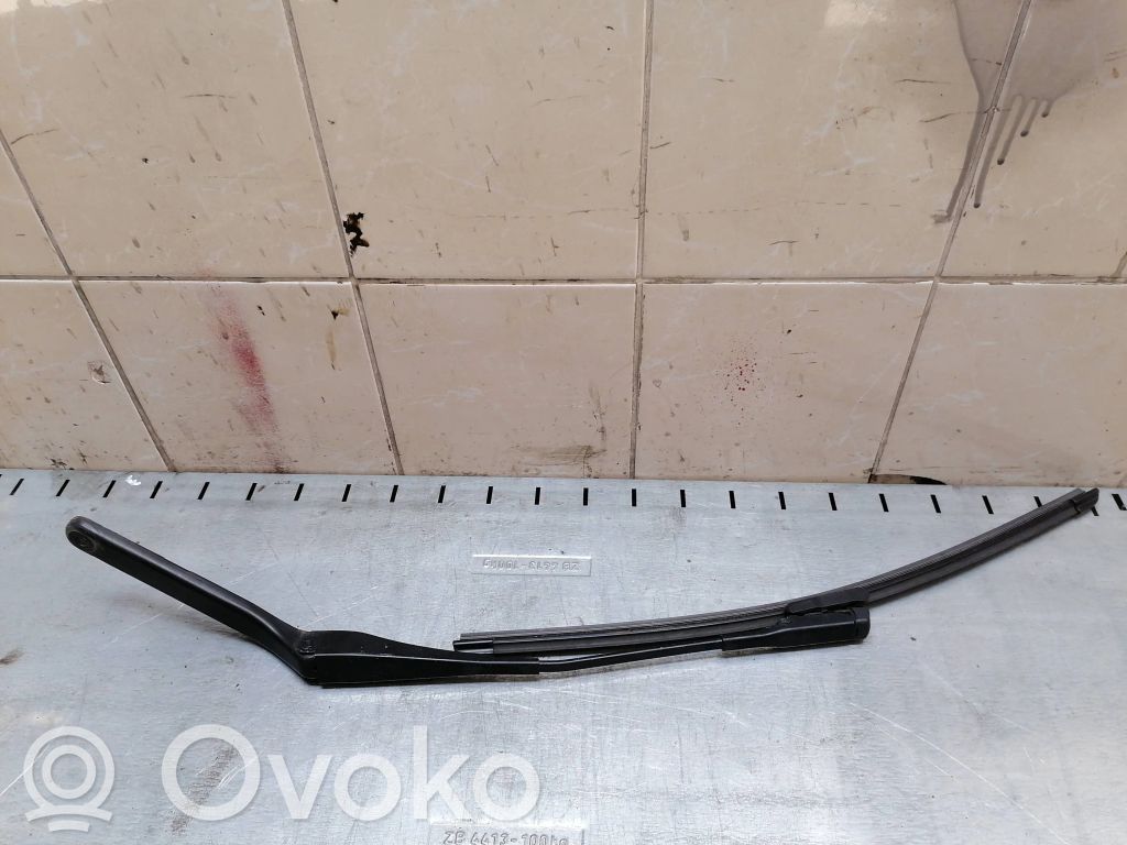 BMW 1 E81 E87 Priekšējā loga tīrītāja kājiņa 