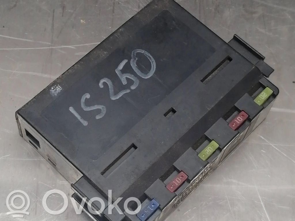 Lexus IS 220D-250-350 Ramka / Moduł bezpieczników 