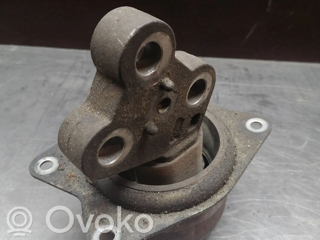 Engine mount bracket   V05609