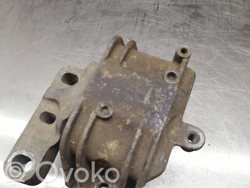 Volkswagen PASSAT B6 Engine mount bracket 