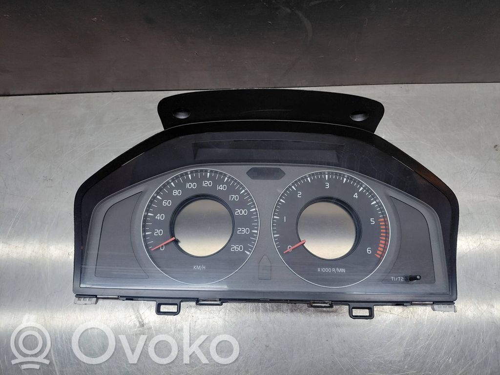 Volvo V70 Speedometer (instrument cluster) 