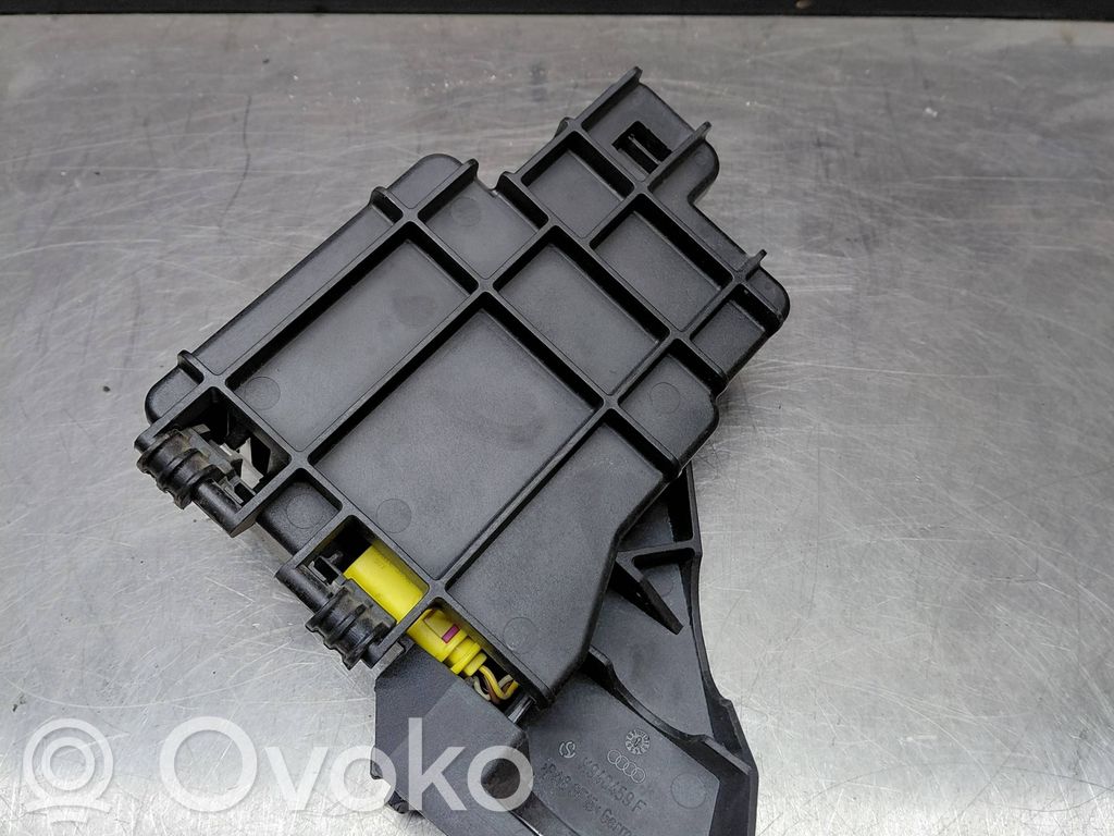 Audi A8 S8 D3 4E Узел подключения плюсовых проводов 