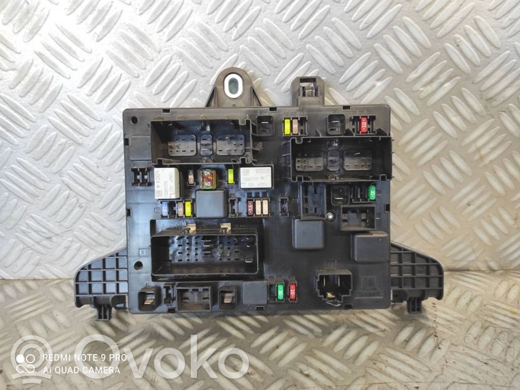 Opel Astra J Ramka / Moduł bezpieczników 