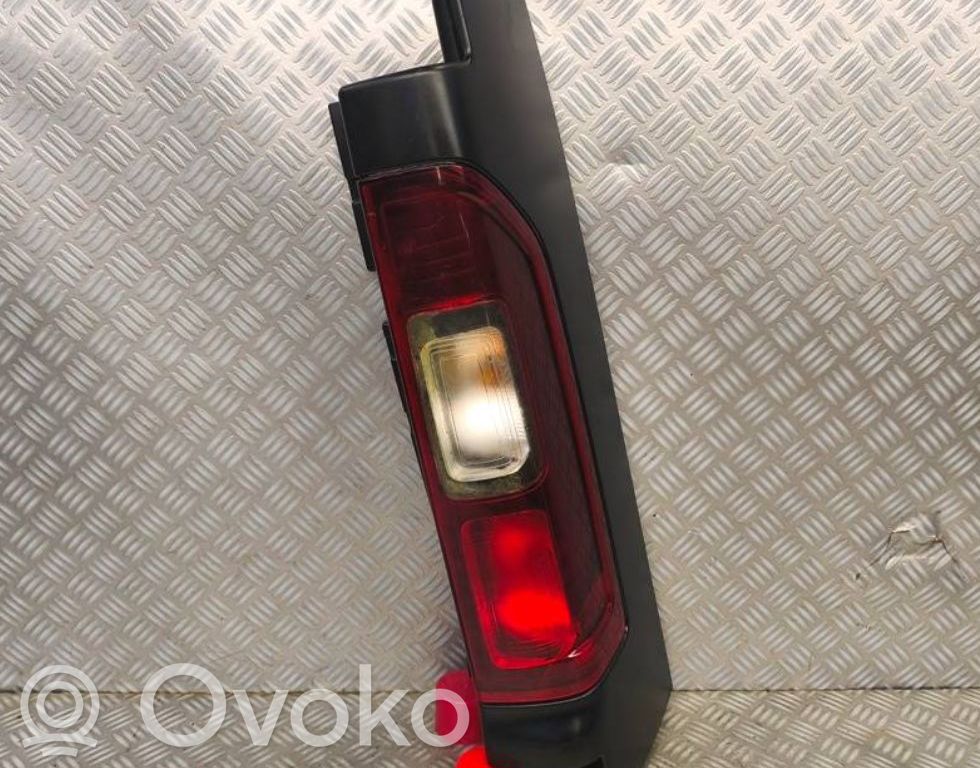 Renault Trafic III (X82) Takavalon polttimon suojan pidike 