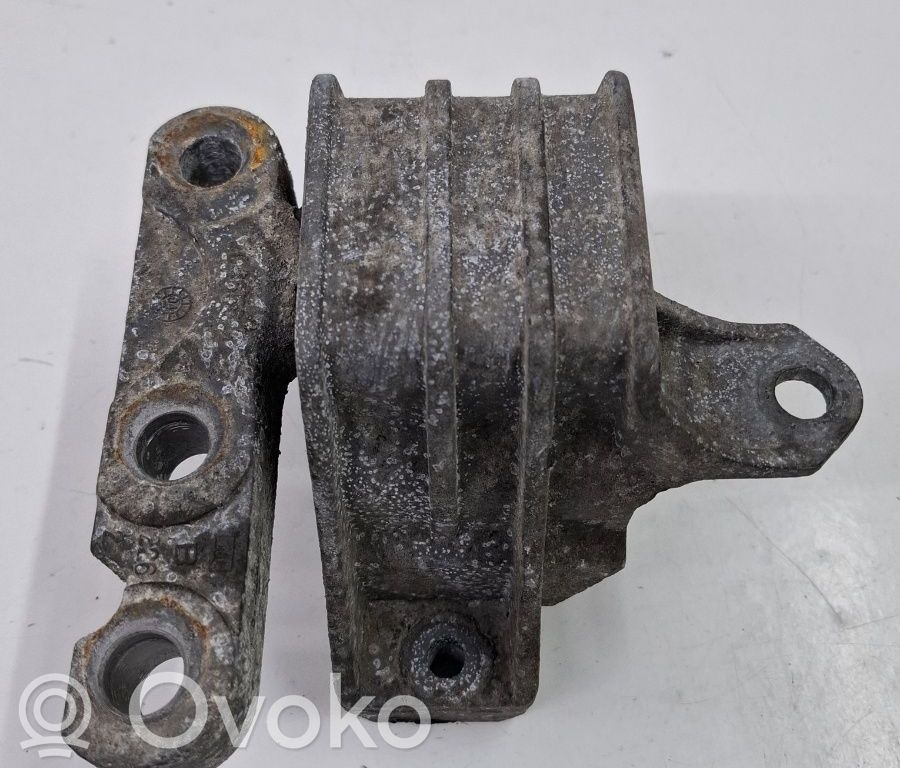 Engine mount bracket   21044617