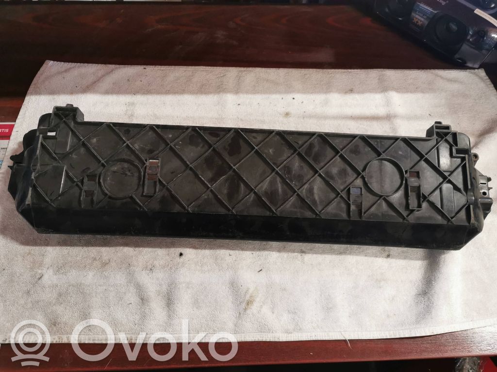 BMW X5 F15 Apatinė dalis radiatorių panelės (televizoriaus) 