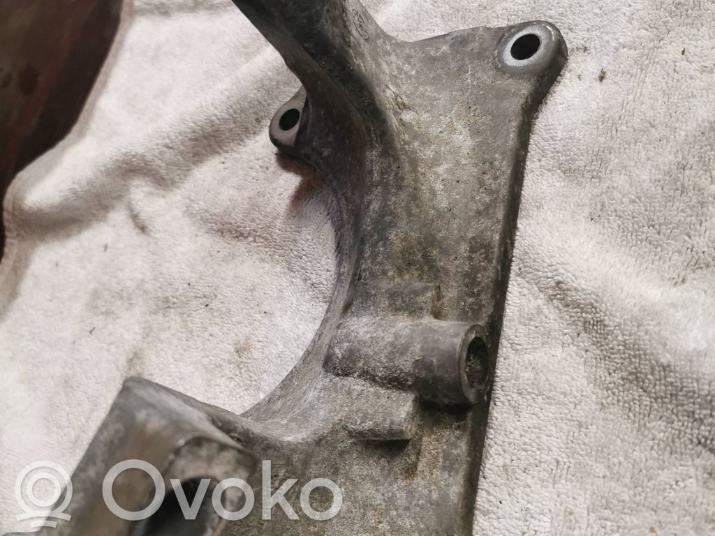Gearbox mounting bracket   6761104