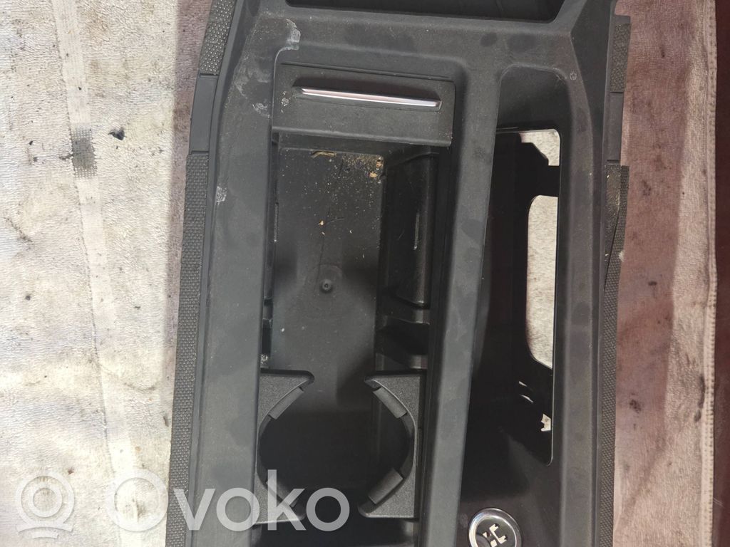 Audi e-tron Hansikaslokeron keskikonsoli 