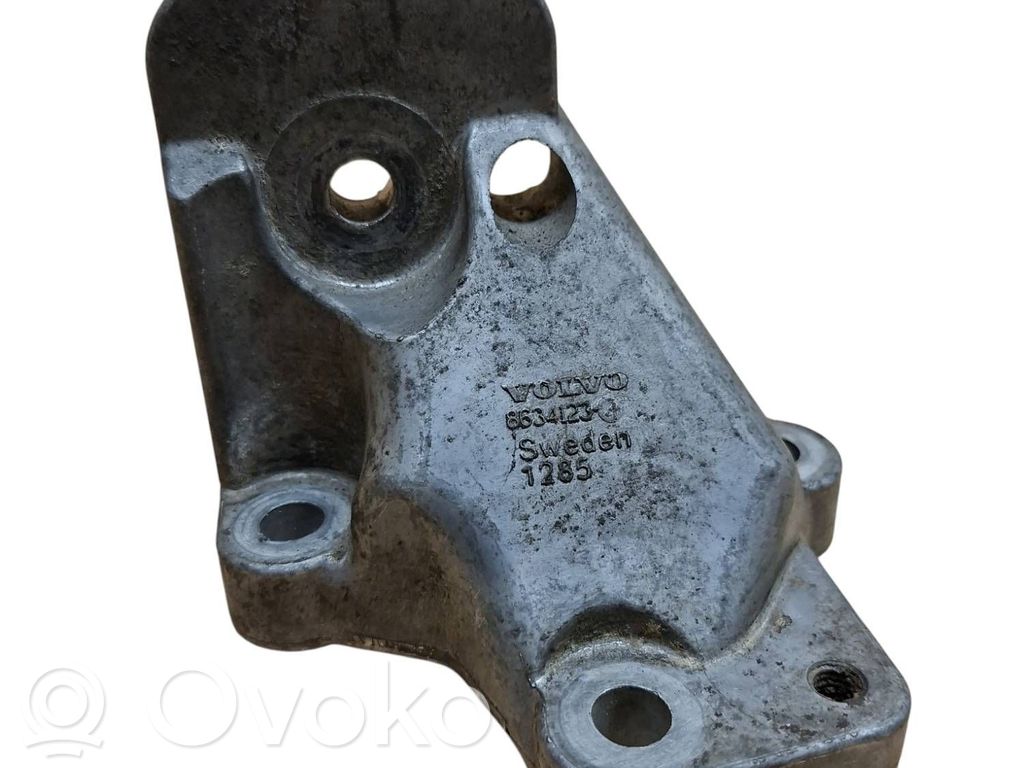 Volvo V70 Engine mounting bracket 