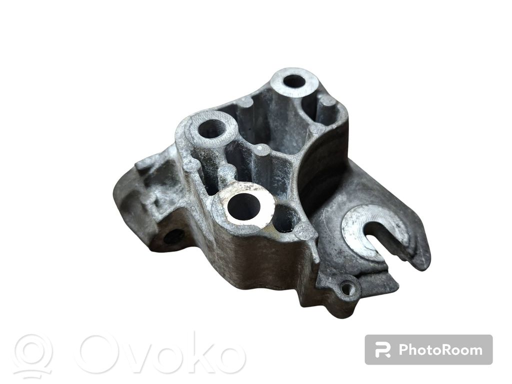 Volvo V50 Engine mounting bracket 
