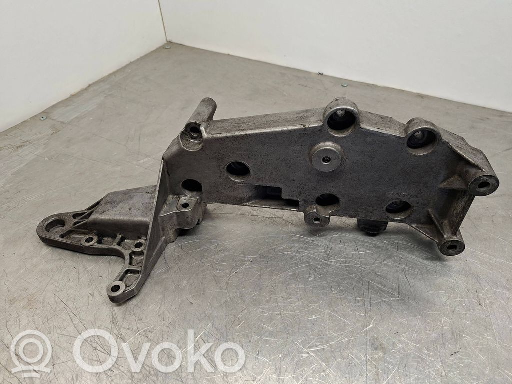 Volvo XC70 Engine mounting bracket 