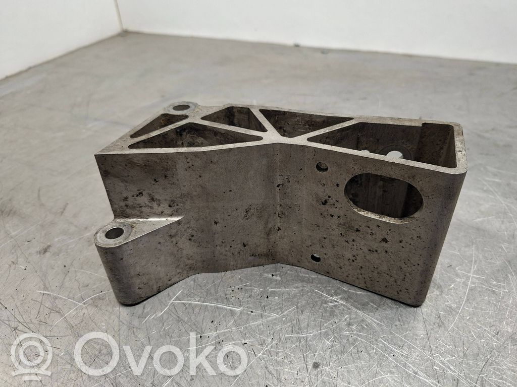 Volvo XC70 Engine mounting bracket 