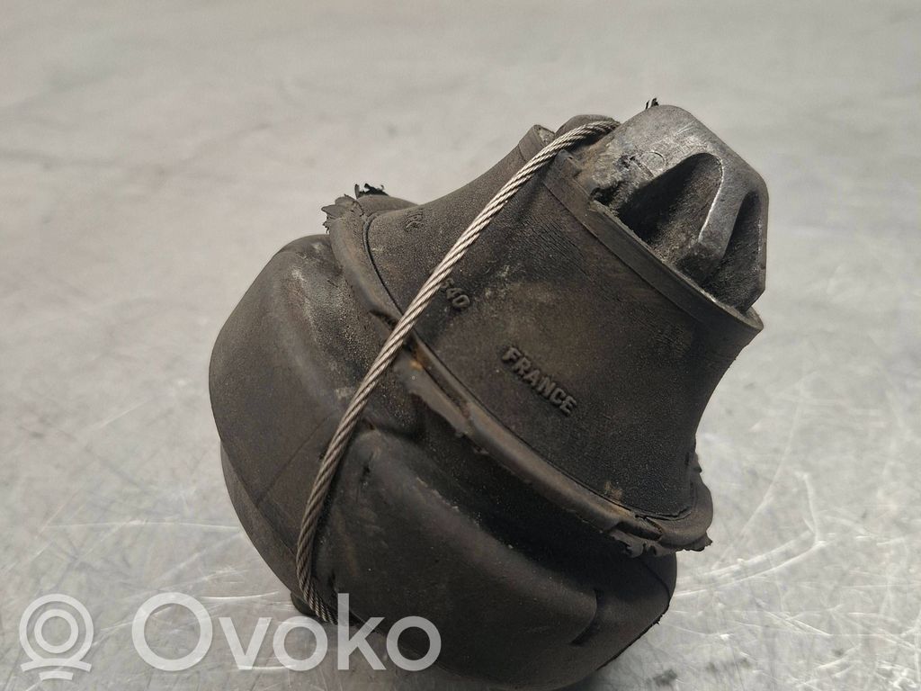Volvo XC70 Engine mount bracket 