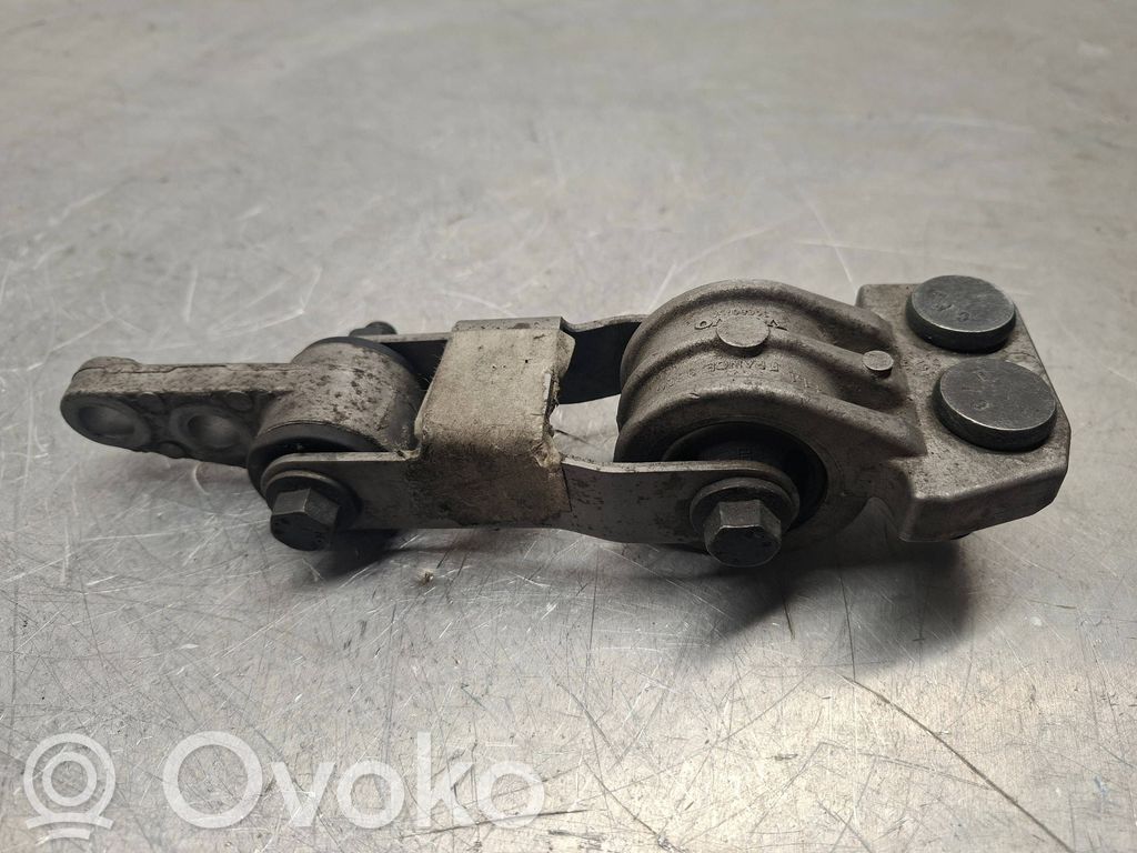 Volvo XC70 Engine mount bracket 