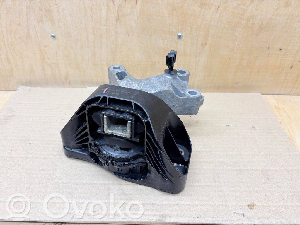 Renault Captur Engine mount bracket 