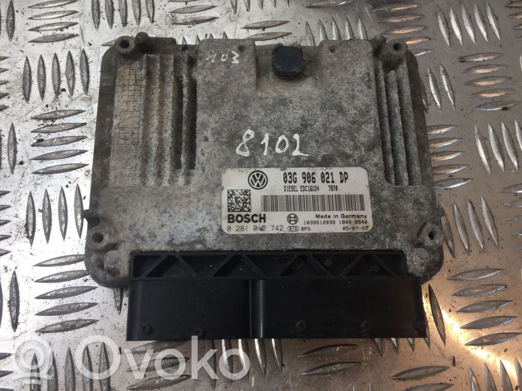 Volkswagen PASSAT B6 Dzinēja vadības bloks 