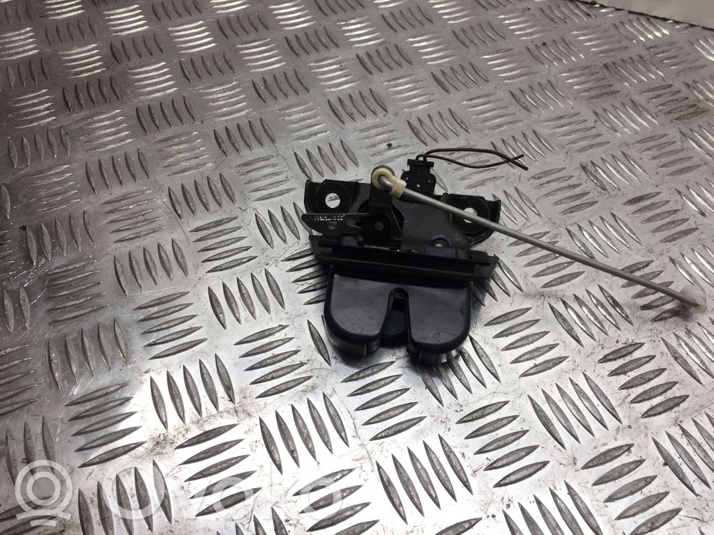 Audi A4 S4 B6 8E 8H Aizmugurējā pārsega slēdzene 