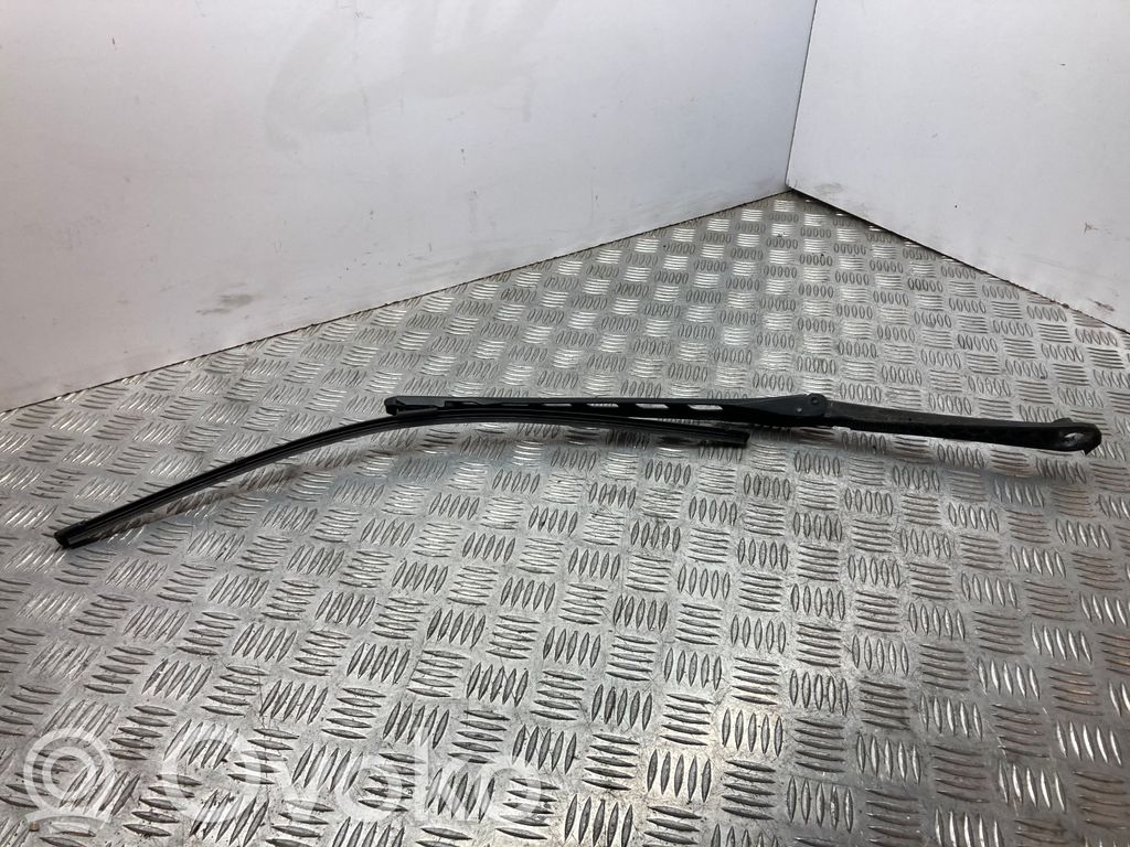 Windshield/front glass wiper blade