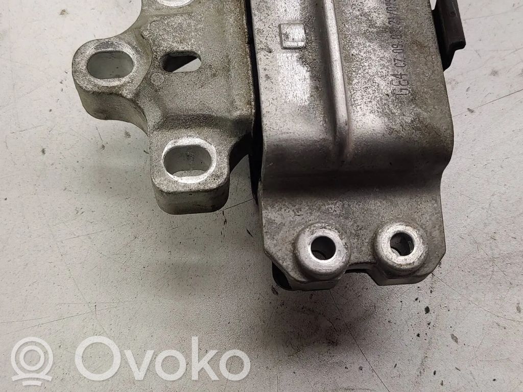 Volkswagen PASSAT B6 Engine mount bracket 